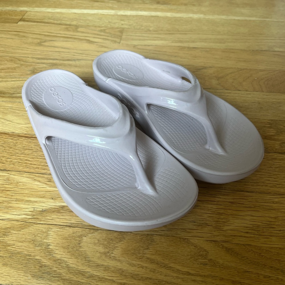 Never worn OOFOS flip flops!! Women’s size 6